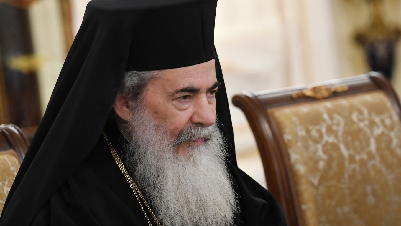 Патриарх Иерусалимский начал молитву о схождении Благодатного огня