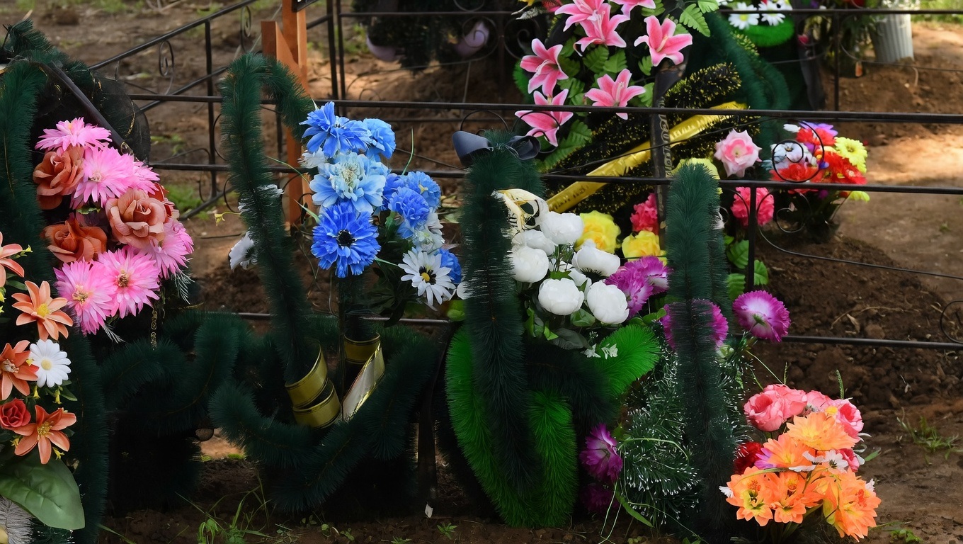 Епископ осудил языческую традицию приношения алкоголя и сигарет на кладбища