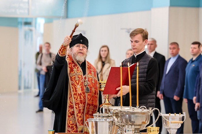 Митрополит Симферопольский Тихон освятил Центр образования «Солнечный» в «Артеке»