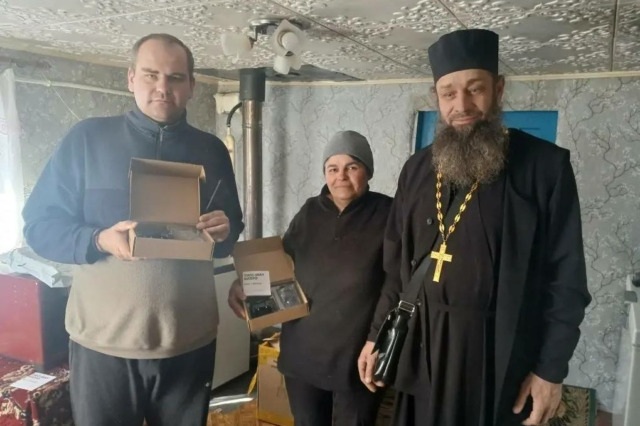 Патриаршая гуманитарная миссия передала рации жителям приграничных сел Харьковской области