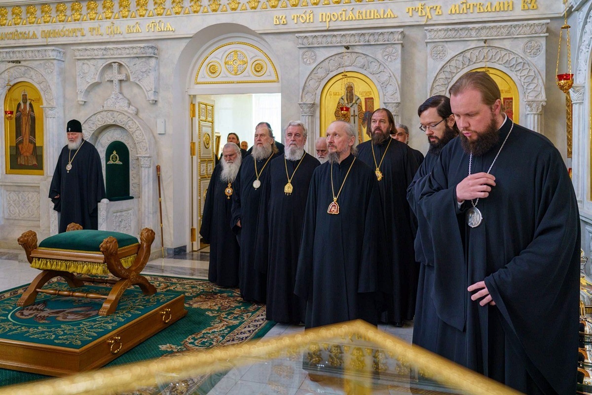 Члены Священного Синода совершили литию по Католикосу-Патриарху Илии II и митрополиту Антонию (Черемисову)
