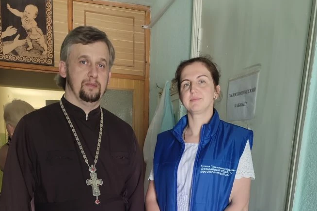 Патриаршая гуманитарная миссия помогает пострадавшим при атаке на старобельский колледж