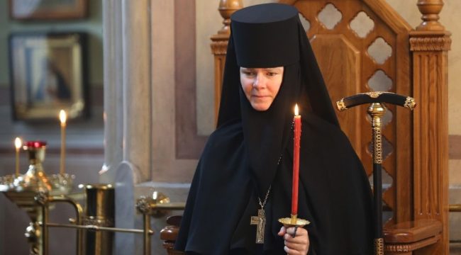 Патриарх Кирилл поздравил игумению Ксению с 55-летием и вручил орден