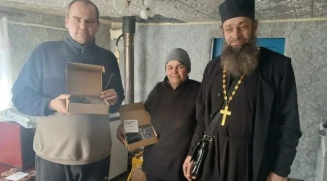Патриаршая гуманитарная миссия передала рации жителям приграничных сел Харьковской области