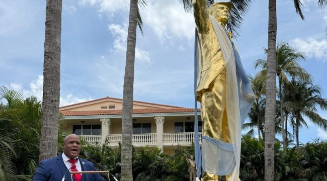 Пастор Марк Бернс: статуя Трампа «Дон Колосс»