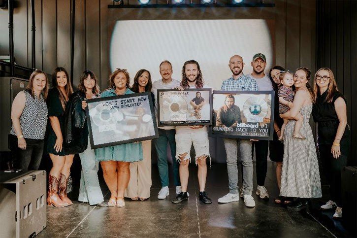 Seph Schlueter получает платиновый сертификат RIAA за 'Counting My Blessings' и устанавливает исторический рекорд с тремя подряд синглами №1