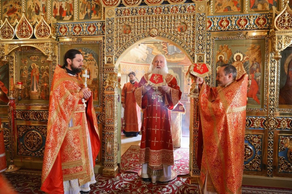 Митрополит Каширский Феогност совершил Литургию в годовщину открытия Зачатьевского монастыря