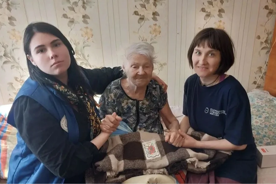 Добровольцы Патриаршей гуманитарной миссии поздравили ветеранов и детей войны на Донбассе с Днем Победы