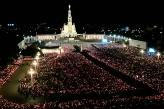 Тысячи паломников собрались в Фатиме в память явлений Богоматери Фатимской
