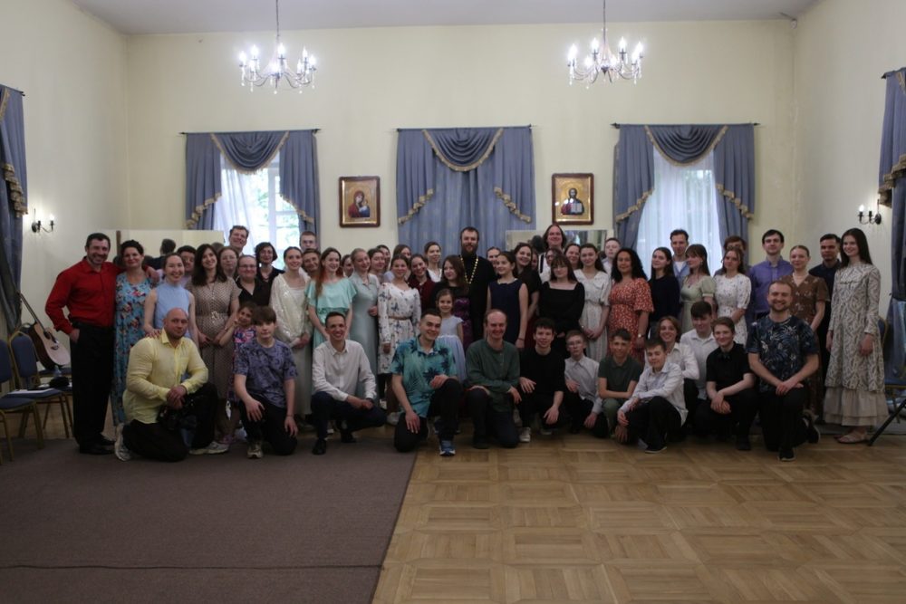 Молодежь Северо-Восточного викариатства провела творческий вечер в усадьбе Свиблово