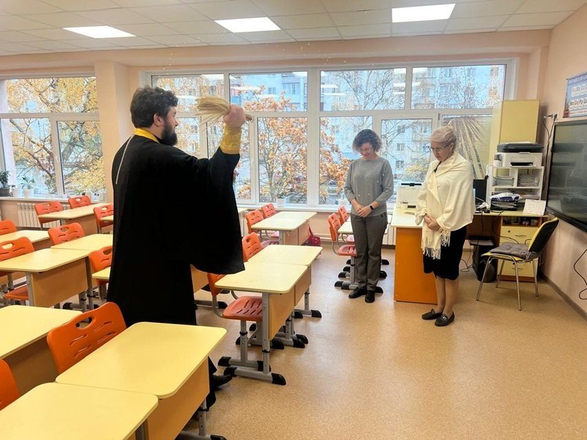 В РПЦ предложили ввести в школах штатных священников при желании родителей