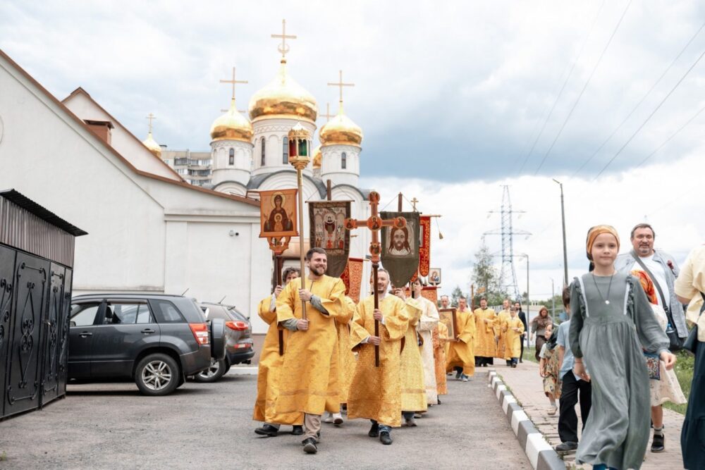 Крестный ход в рамках Всероссийской недели семьи прошел в Северо-Западном викариатстве