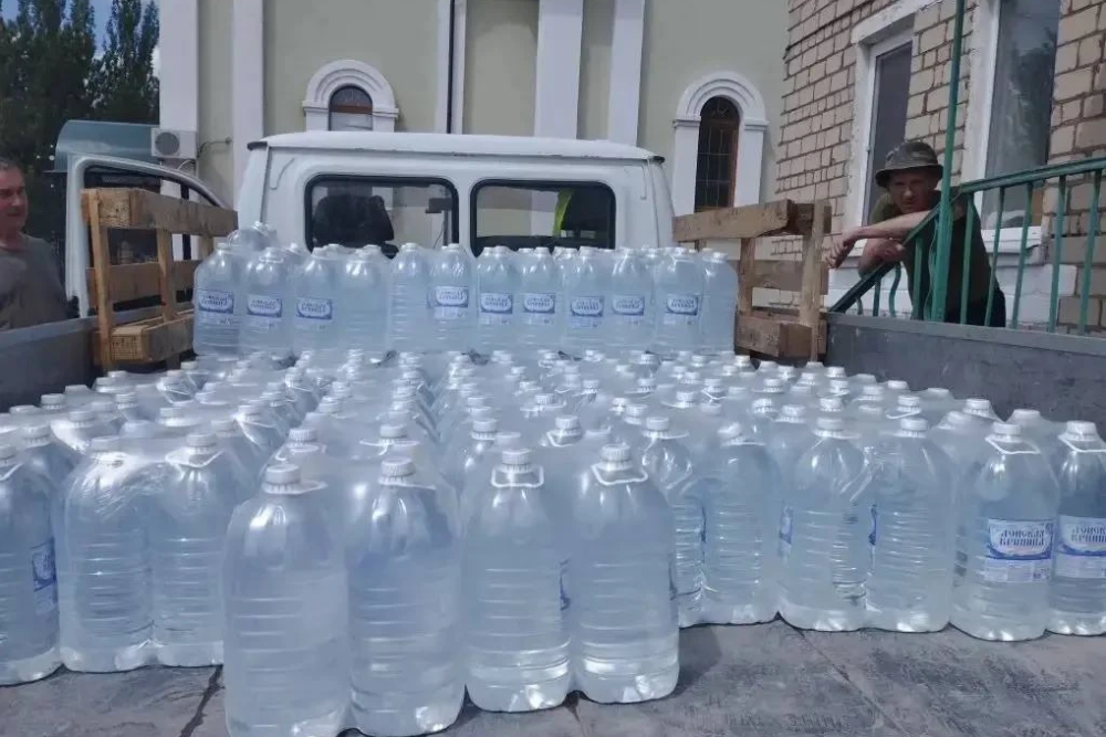 Патриаршая гуманитарная миссия доставила жителям ДНР 18 тонн питьевой воды