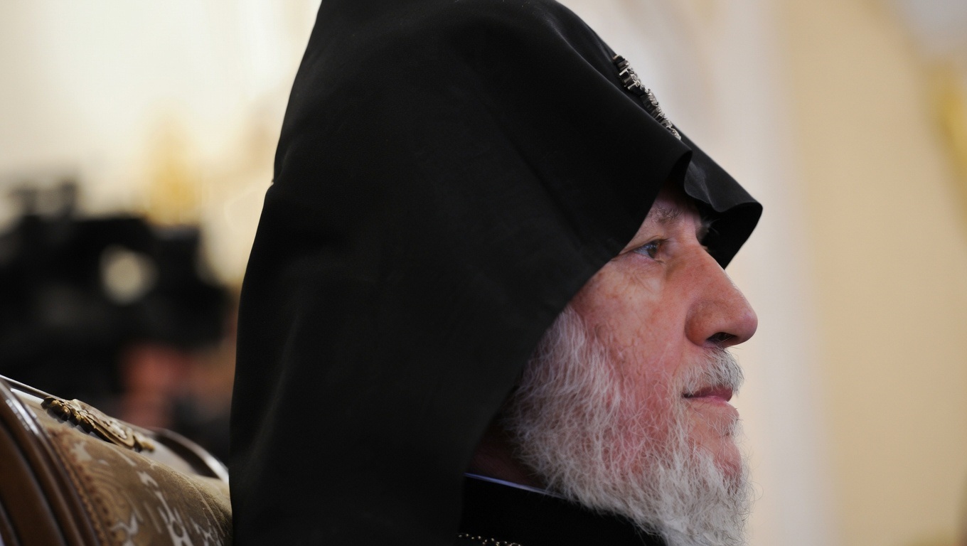 Католикос всех армян навестил находящегося под домашним арестом Самвела Карапетяна