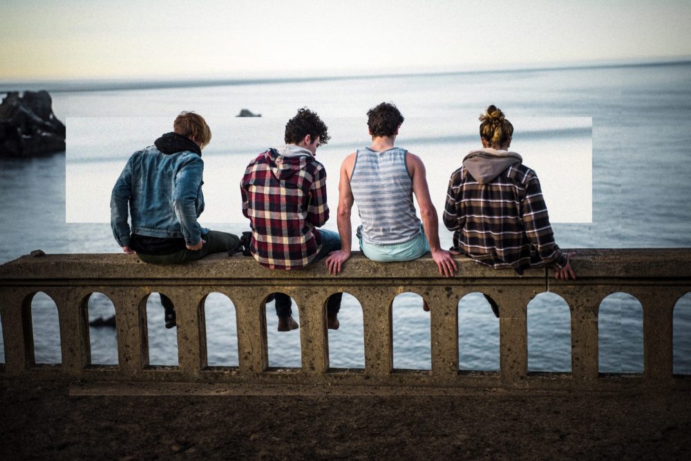 Почему взрослым так трудно заводить близких друзей?