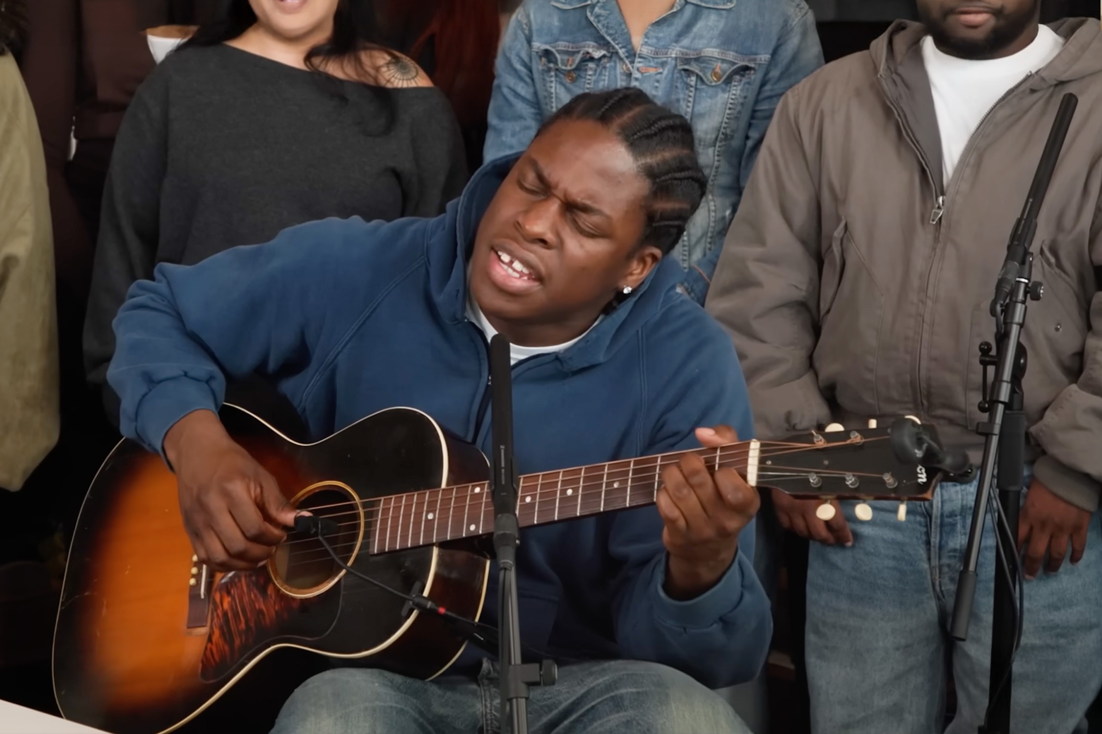 Дэниел Сизар исполняет свой самый религиозный альбом на Tiny Desk