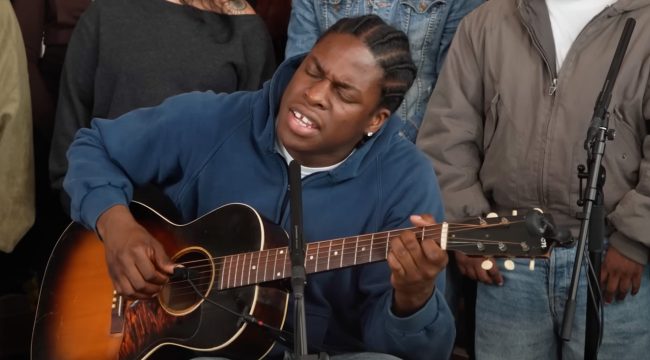 Дэниел Сизар исполняет свой самый религиозный альбом на Tiny Desk