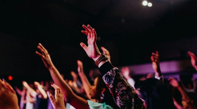 Является ли поднятие рук в поклонении просто показухой?