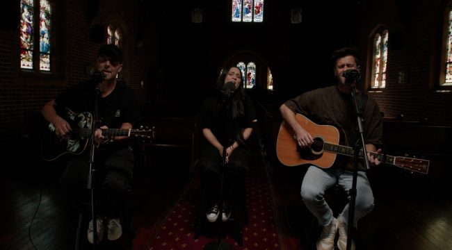 6 новых песен поклонения, которые стоит добавить в ваш плейлист