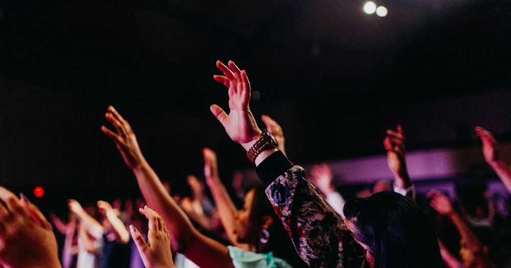 Является ли поднятие рук в поклонении просто показухой?