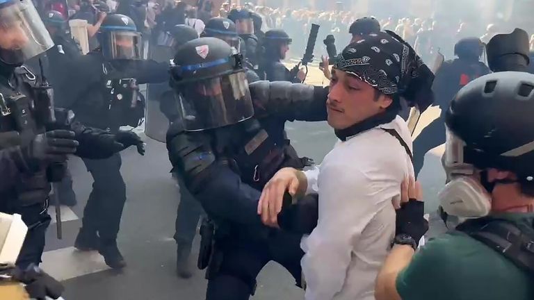 Полицейские во время акции протеста на одной из улиц в Париже
