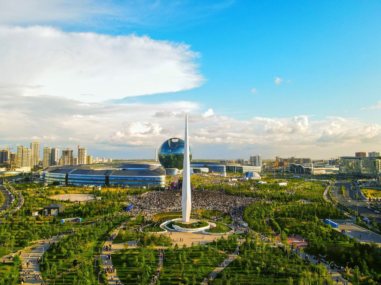 Путешественник сравнивает две фотографии города