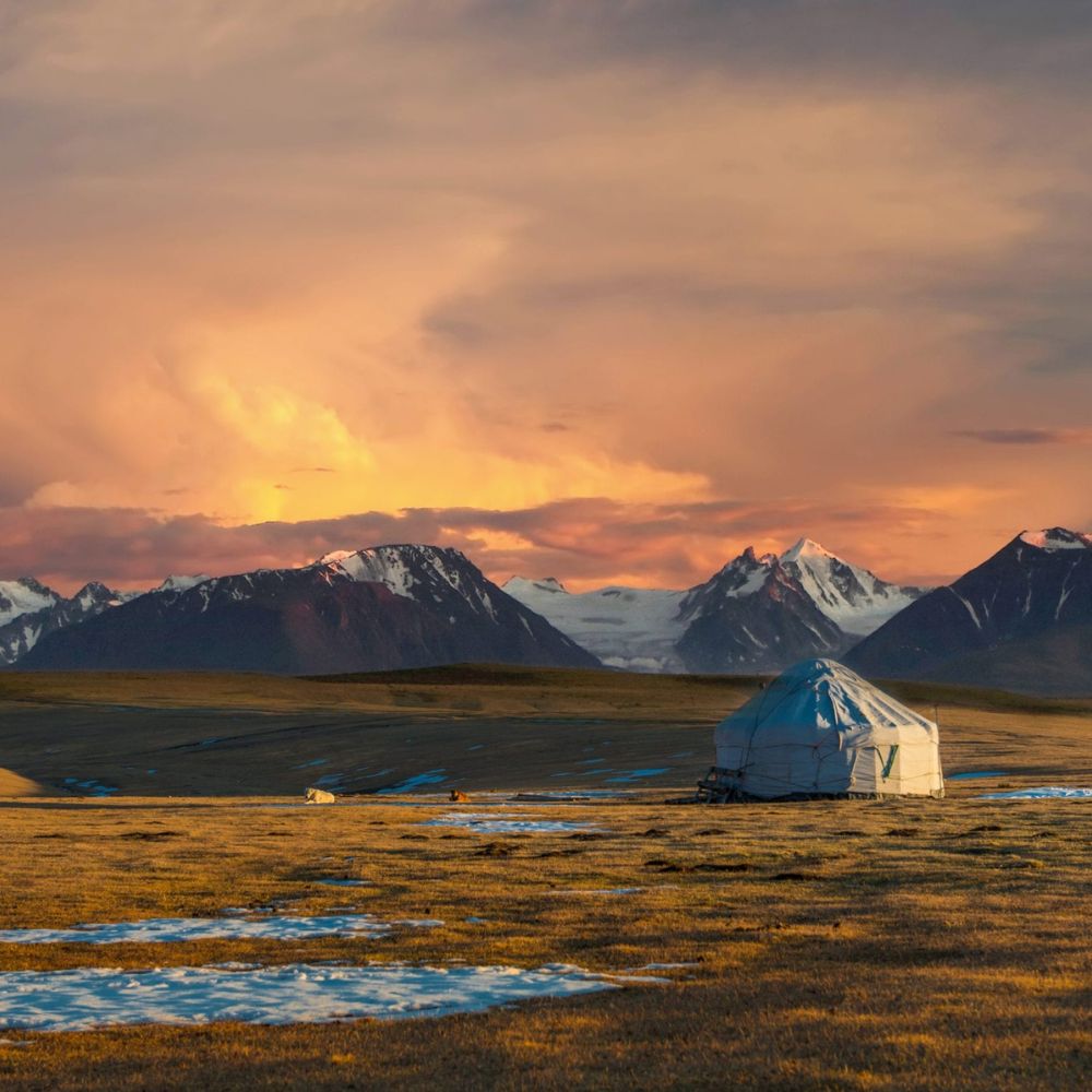 Закат над казахской степью, переходящий в горы