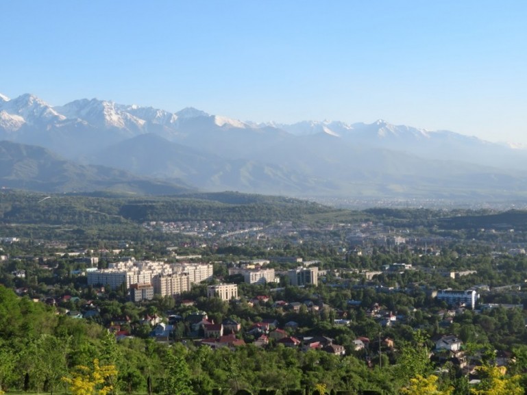 Большое Алматинское озеро под чистым голубым небом