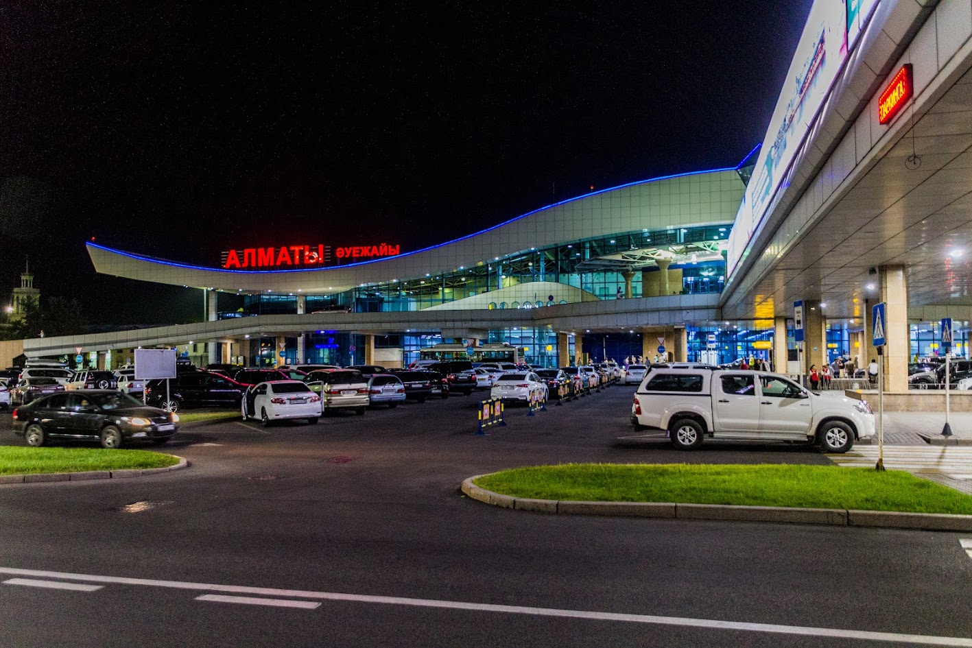 Зал прилета в Международном аэропорту Алматы