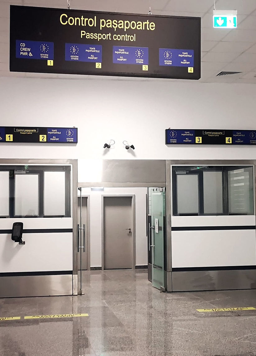 Проверка паспорта на стойке иммиграционной службы