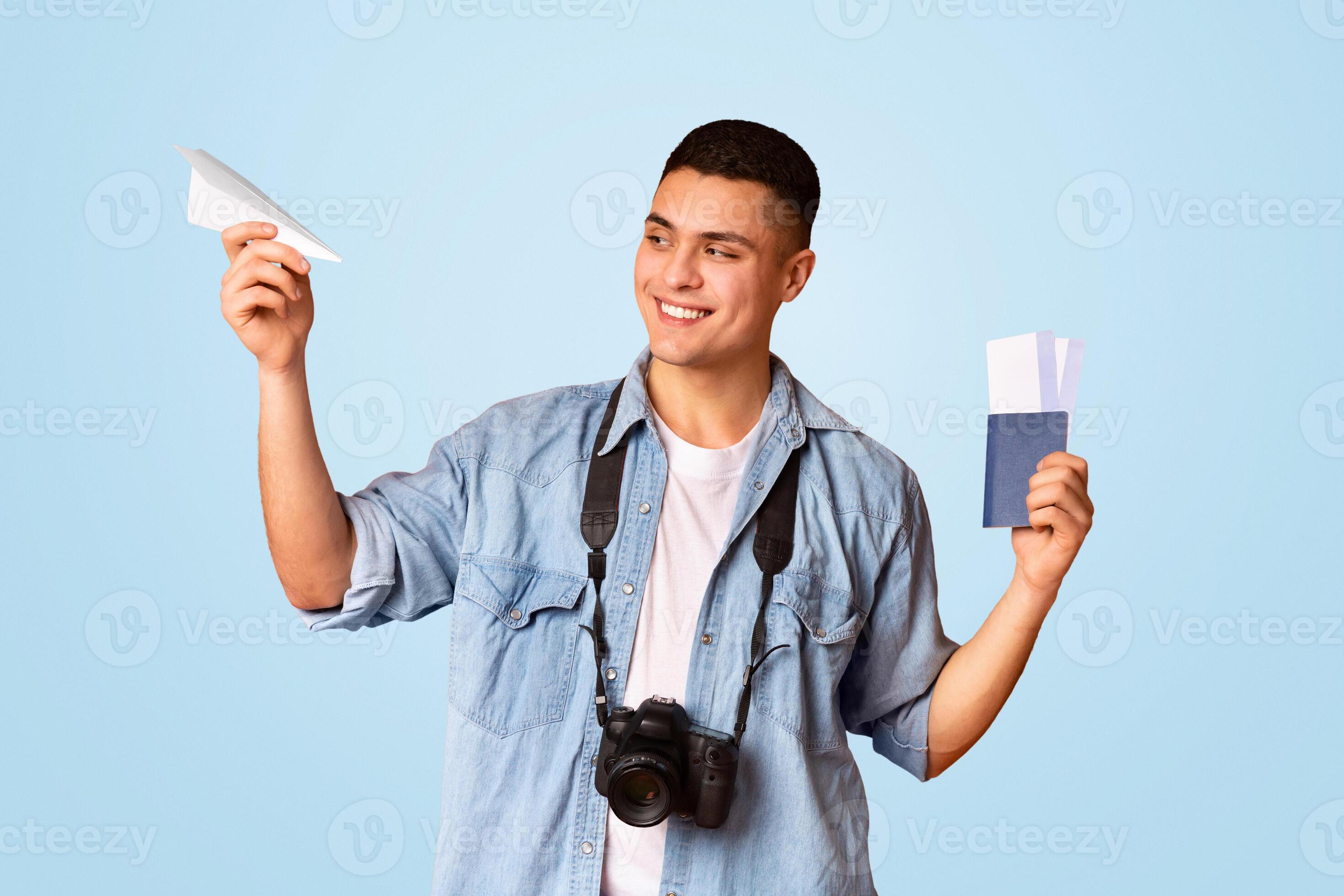 Путешественник, просматривающий несколько паспортов и билетов