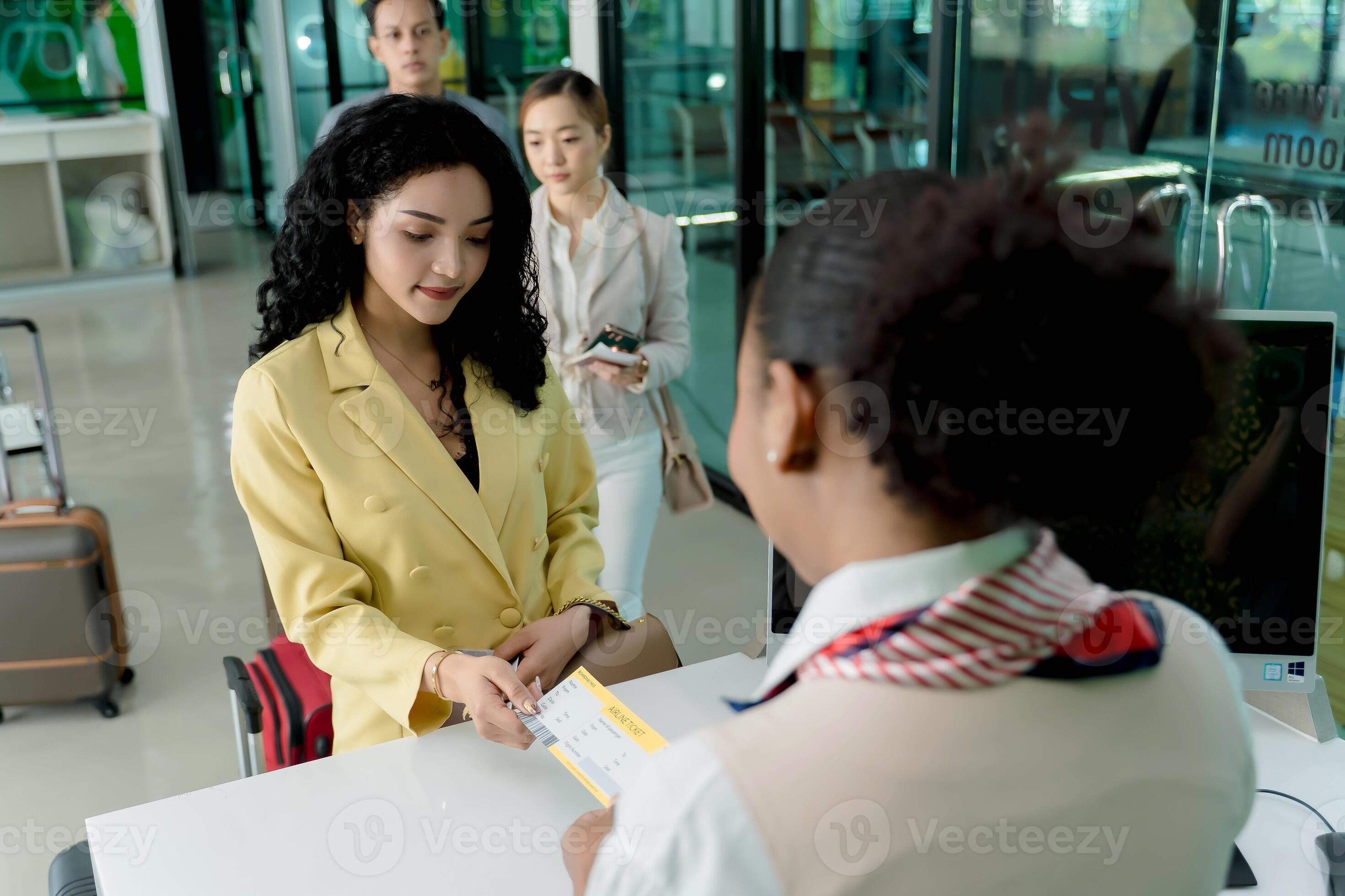 Путешественник решает проблему на стойке аэропорта