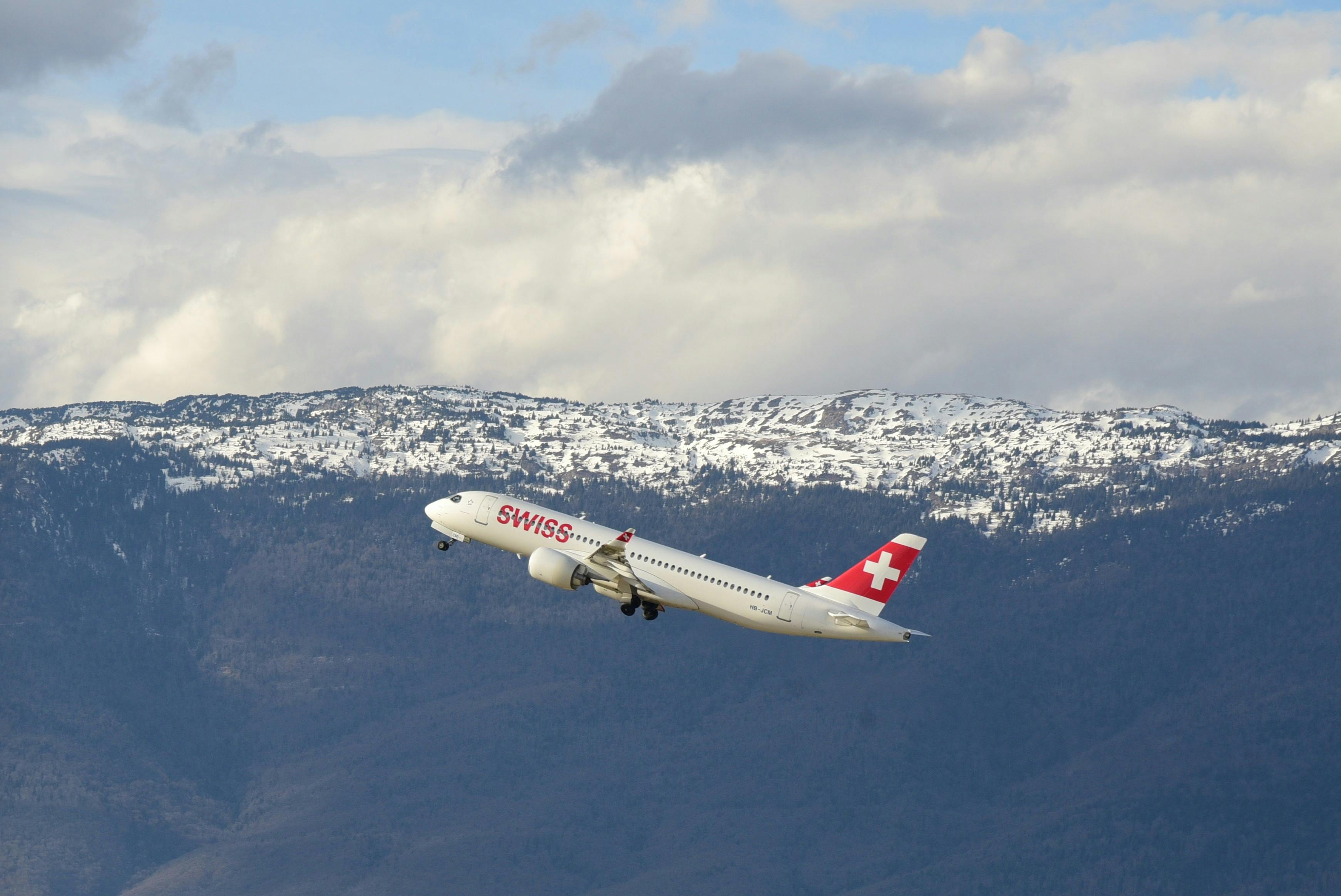 Самолет взлетает на фоне гор