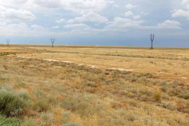 Открытая казахская степь под драматическим небом