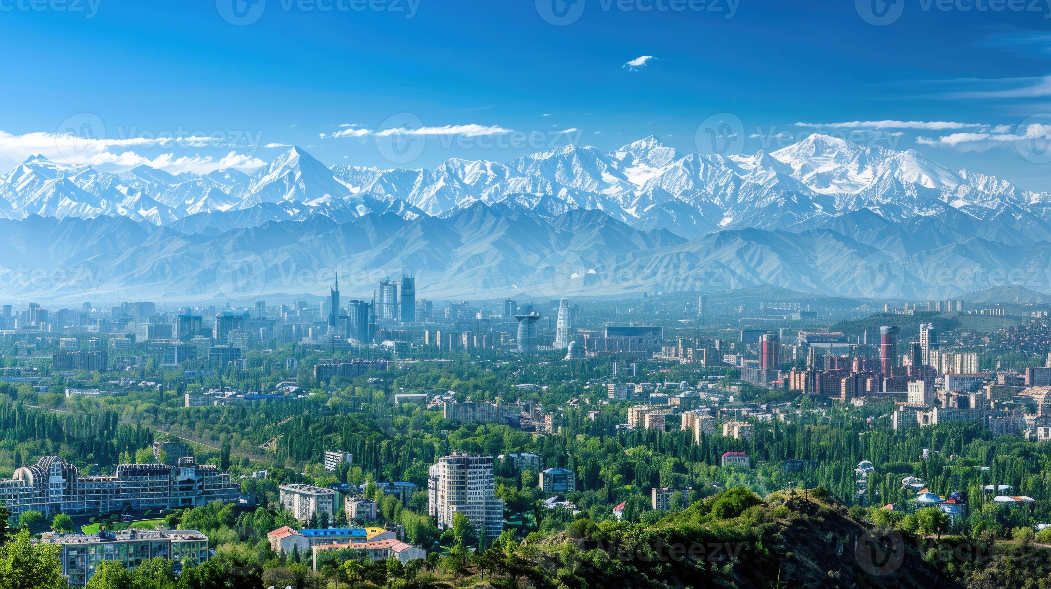 Горизонт Алматы с заснеженными горами