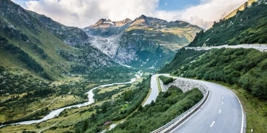 Горная дорога, ведущая к альпийскому перевалу