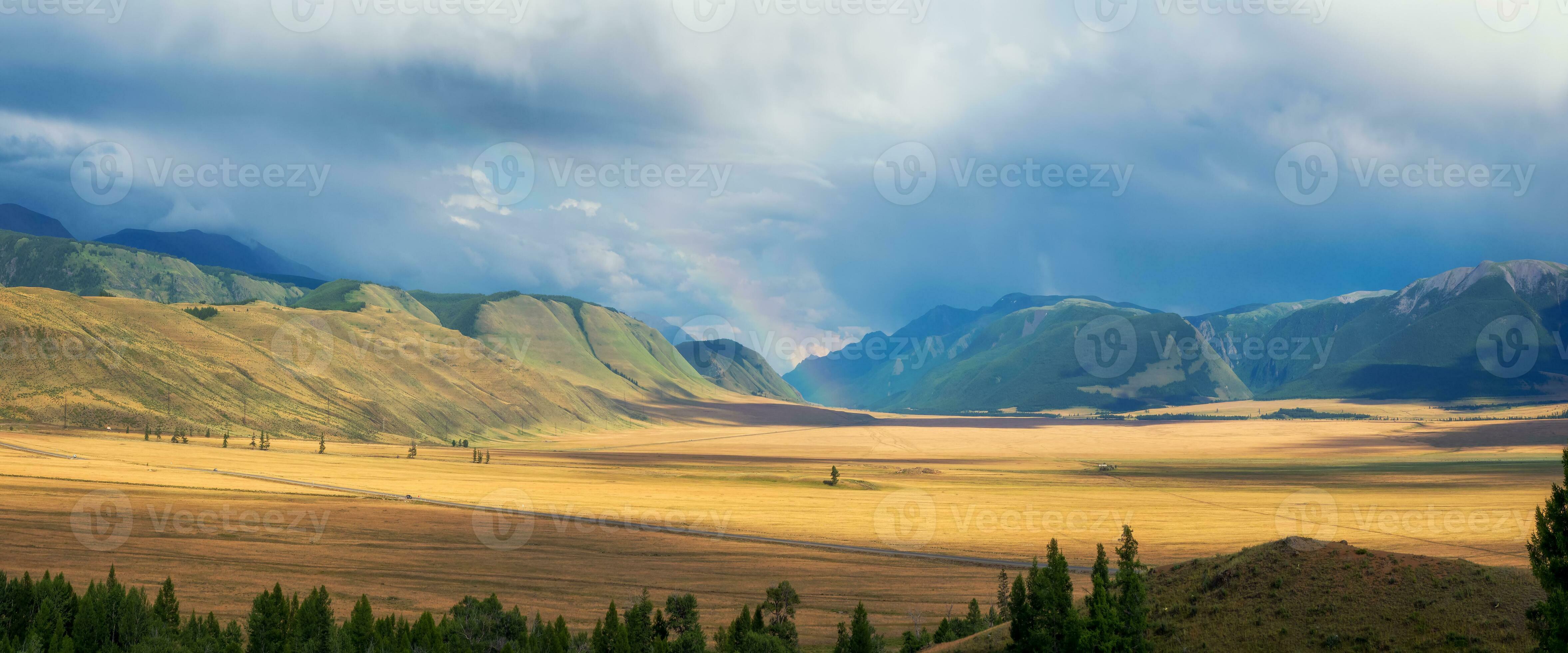 Широкая альпийская панорама, переходящая в степной горизонт