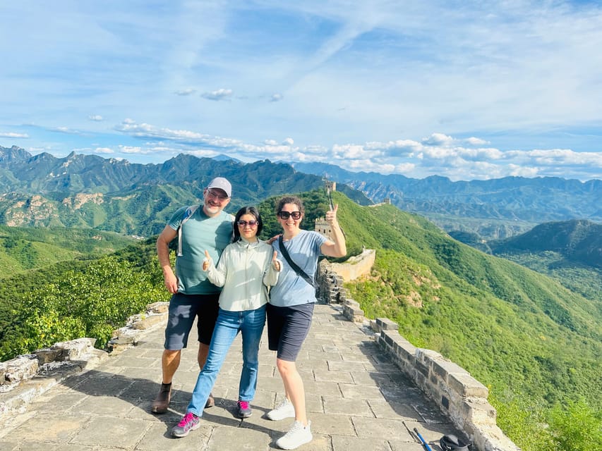 Частный гид с путешественниками с видом на горный пейзаж