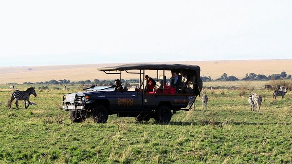 Автомобиль 4х4 в отдаленном степном ландшафте