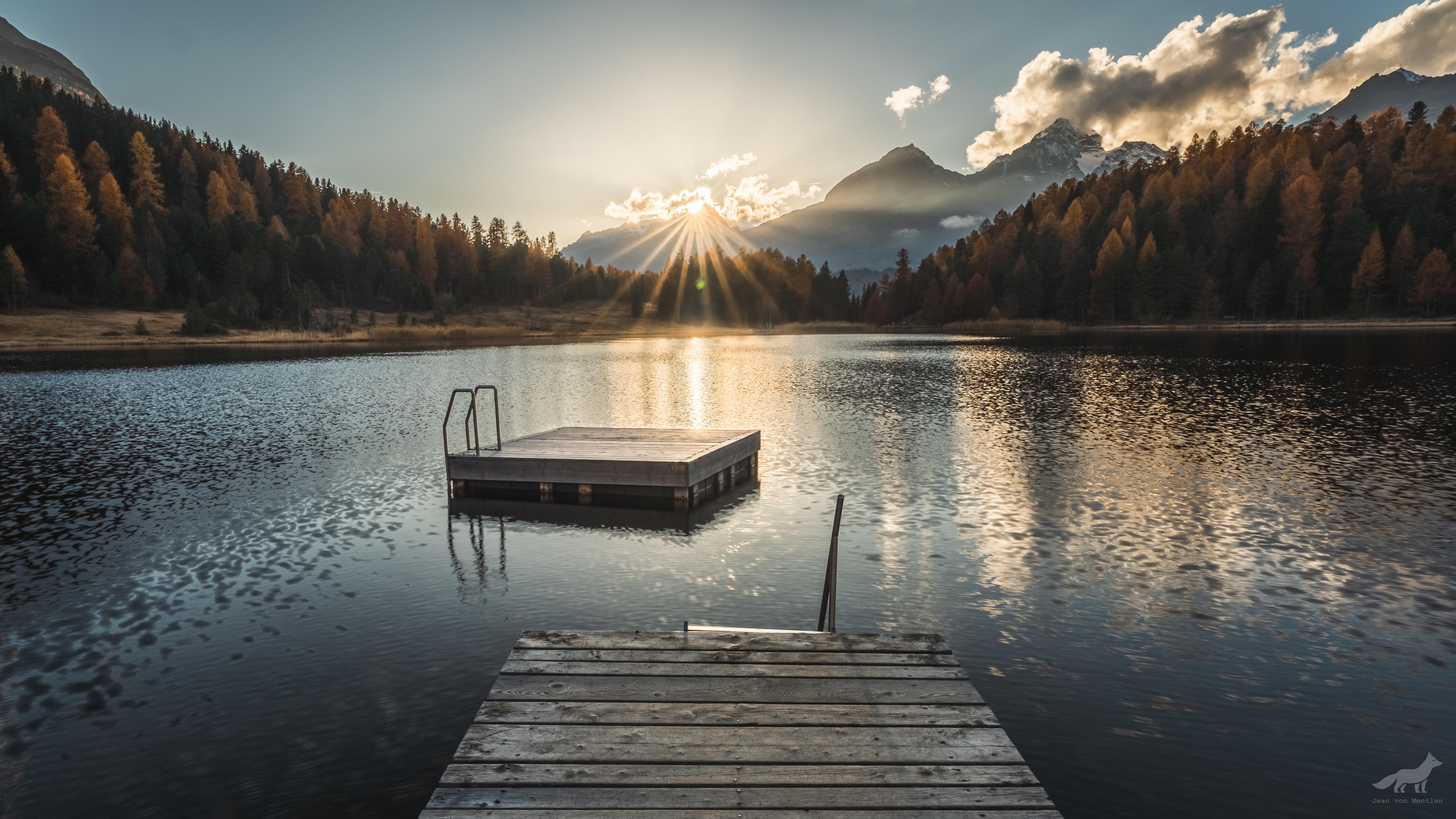 Закат над высокогорным озером с гидом, указывающим на карту