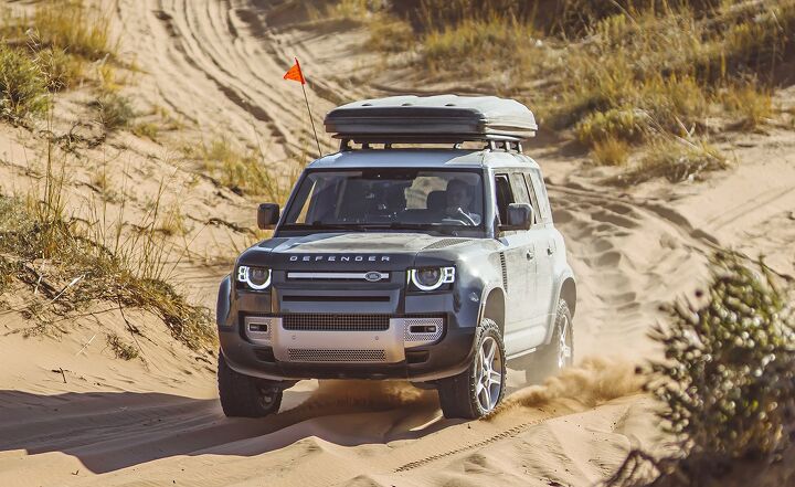 Внедорожник с высоким клиренсом, пересекающий пустынную местность