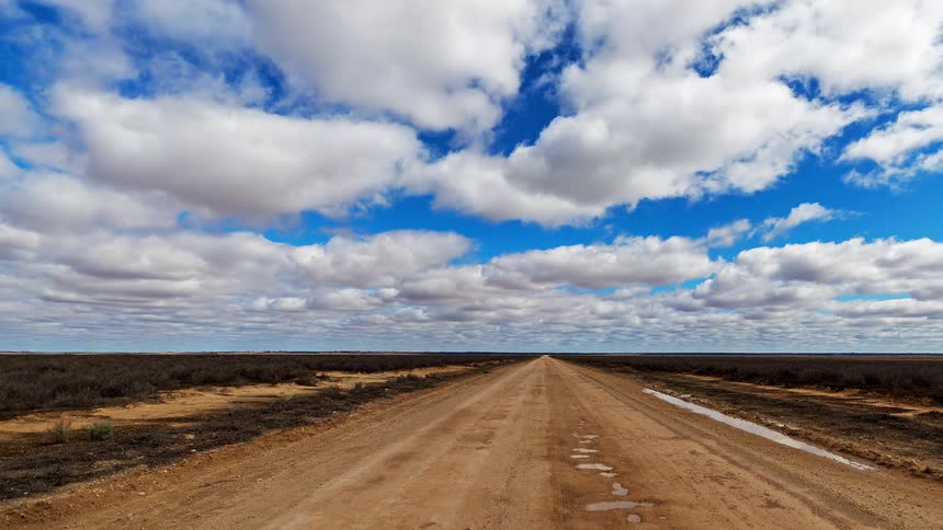 Длинное шоссе через открытую степь