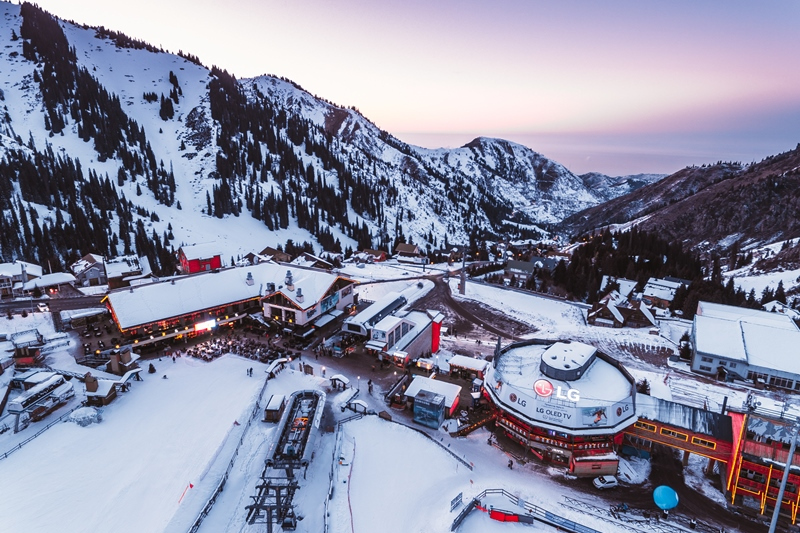 Современная терраса горного ресторана