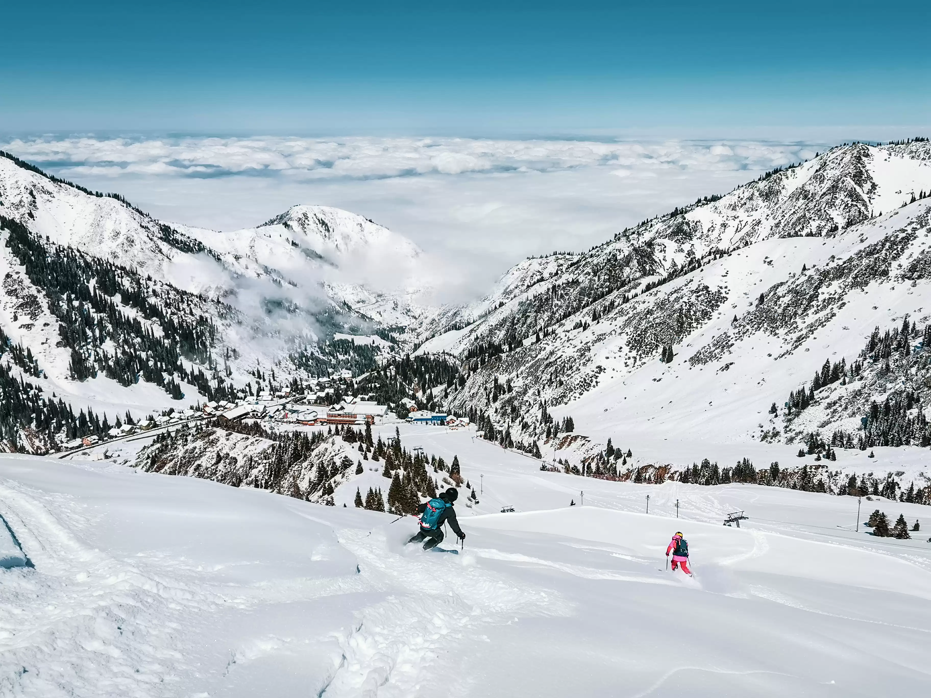 Летний горный пейзаж с канатными дорогами