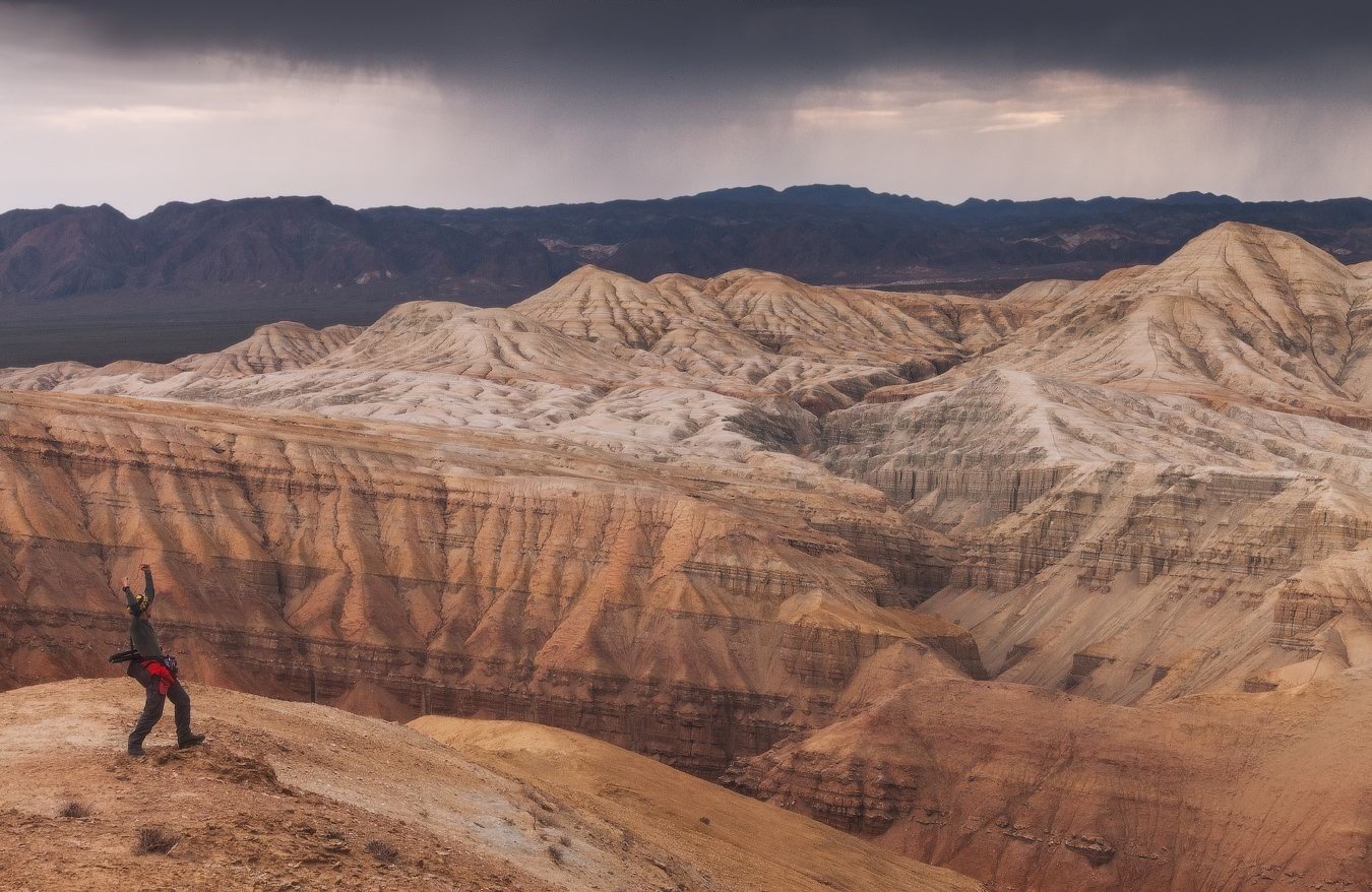 Hike Through the Colorful Aktau Mountains at राष्ट्रीय उद्यान «अल्तिन-एमेल», Kazakhstan
