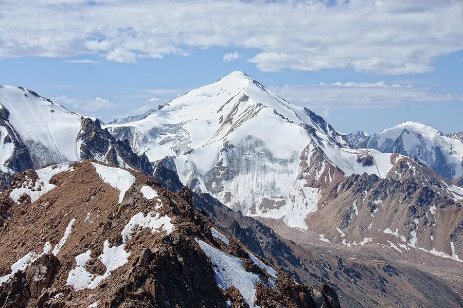 तितोव पीक (3850 मी) at अल्माटी के पहाड़ — जितने लगते हैं, उससे करीब, Kazakhstan