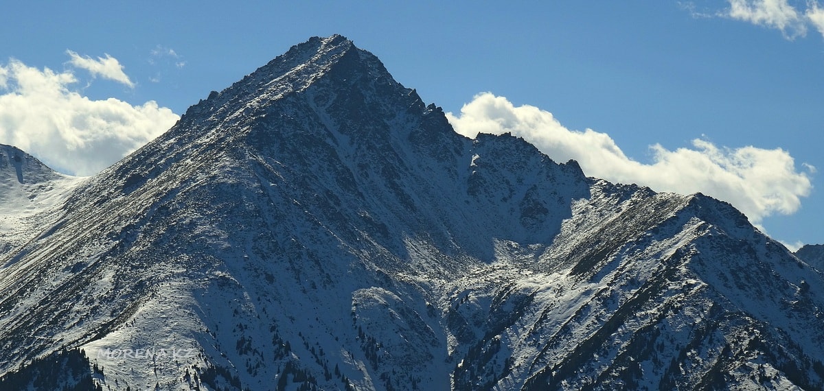 बड़ा अल्माटिन पीक (3680 मी) at अल्माटी के पहाड़ — जितने लगते हैं, उससे करीब, Kazakhstan