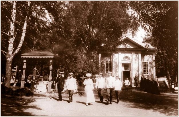 Царь Николай II с семьёй в Сарове, 1903 год