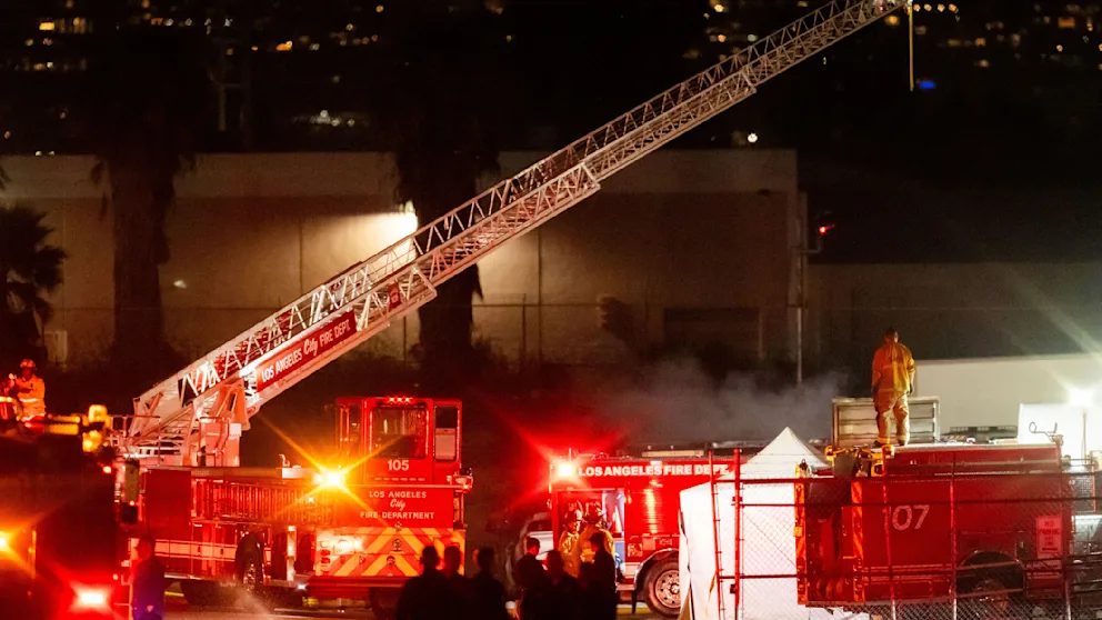 Die Feuerwehr von L.A. ist mit einem Großaufgebot vor Ort