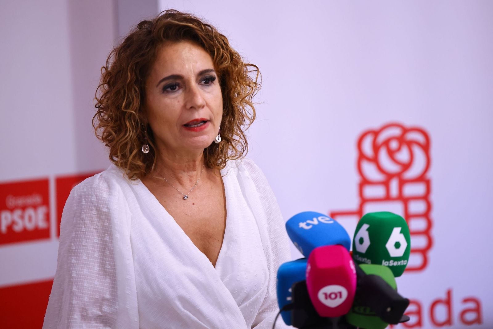 María Jesús Montero, durante su atención a los medios en Granada.